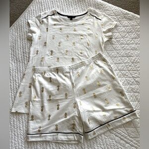 TRESICS FEMME WHITE W/GOLD FOIL SHORTY PAJAMA SET SIZE M NEW WITHOUT TAG